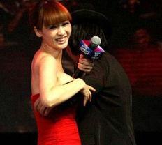 被袭胸的女明星